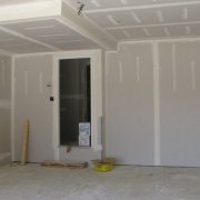 Alignment of the wall with drywall on the crate and without the frame