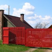 How and how to paint a wooden fence