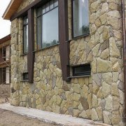 Facing stone facades in stages