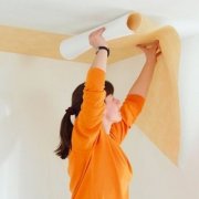 How to glue the wallpaper on the ceiling yourself