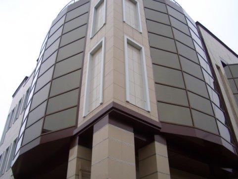 Facade cladding with aluminum composite panels