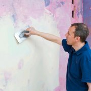 Puttying the walls under the wallpaper with your own hands