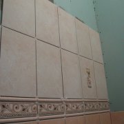 Facing with ceramic tiles with glue: technology of work