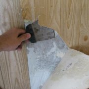 How to remove wallpaper from the walls correctly and without torment