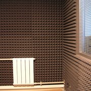 What materials and how is the sound insulation of the wall