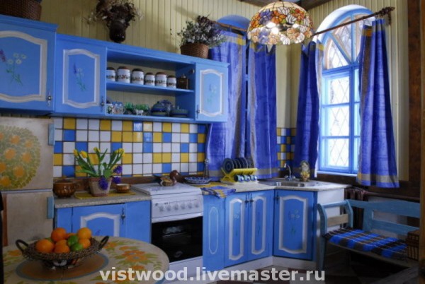 Juicy colors in the interior of the kitchen are pleasing to the eye