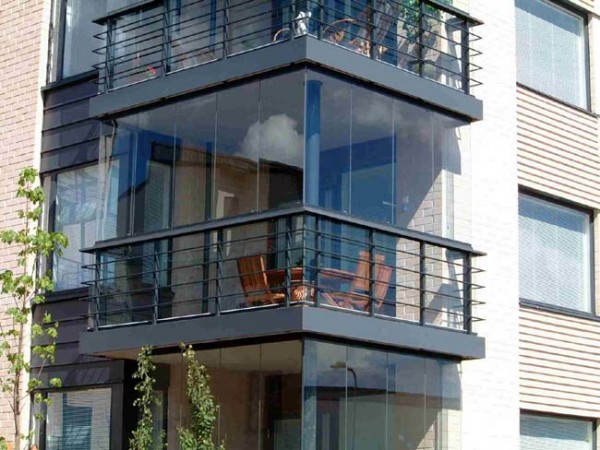 Variant of frameless glazing of the balcony