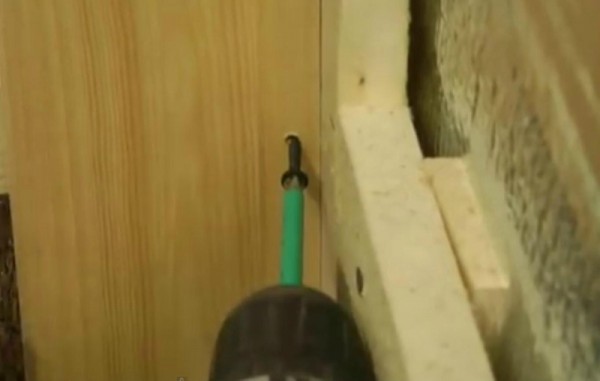 Screwing a screw into a drilled hole