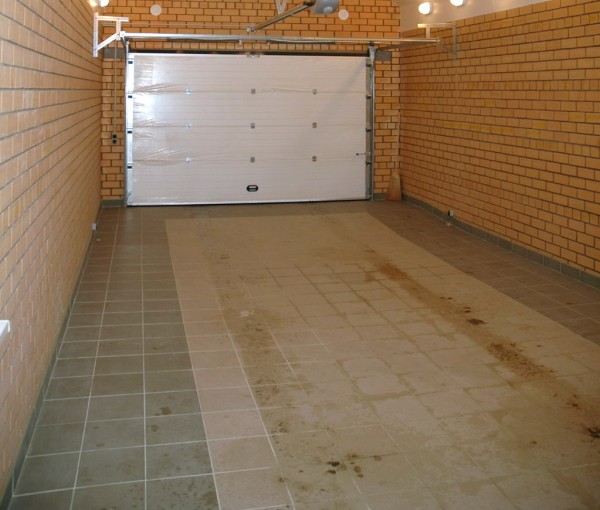 Use of tiles in the decoration of the garage floor