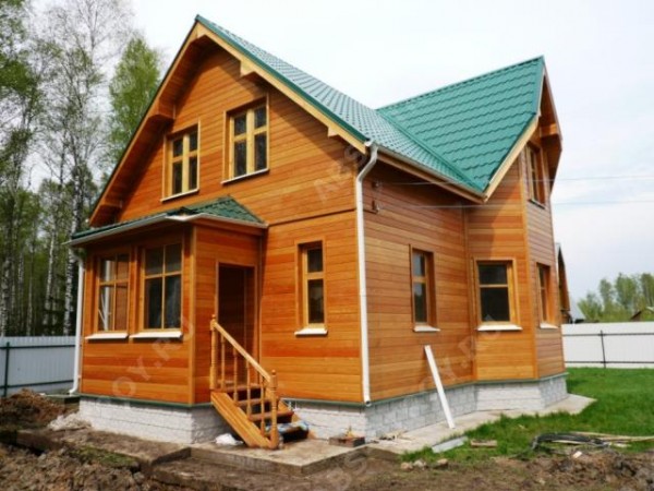 Cladding of the facade of a wooden house with clapboard