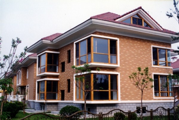 Facing brick in the decoration of the facade