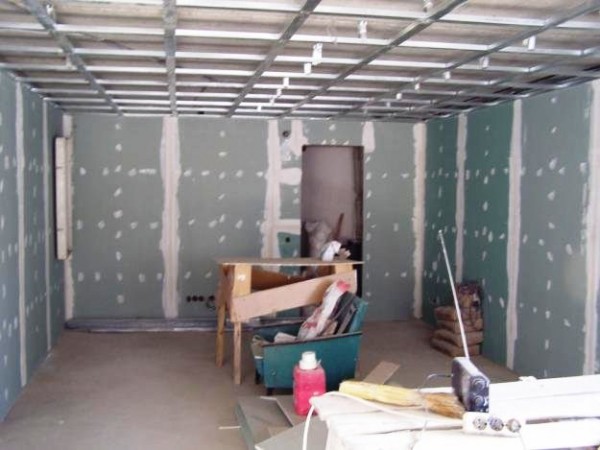 Wall and ceiling decoration with plasterboard