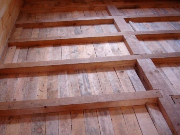 Draft floor of a wooden house