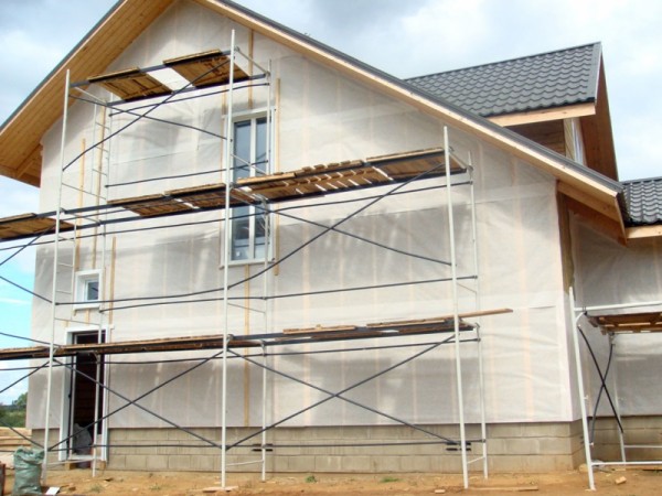 We install scaffolding and do surface preparation