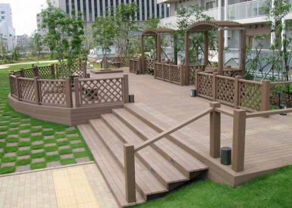 Facing decking stairs and platforms in front of the entrance