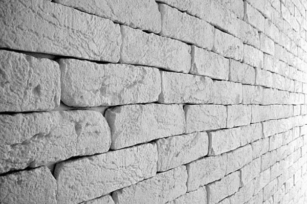 Features of gypsum brick