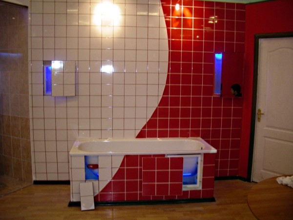 The use of tiles in the decoration of the bathroom