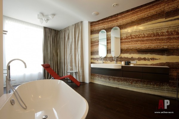 Onyx wall in the bathroom