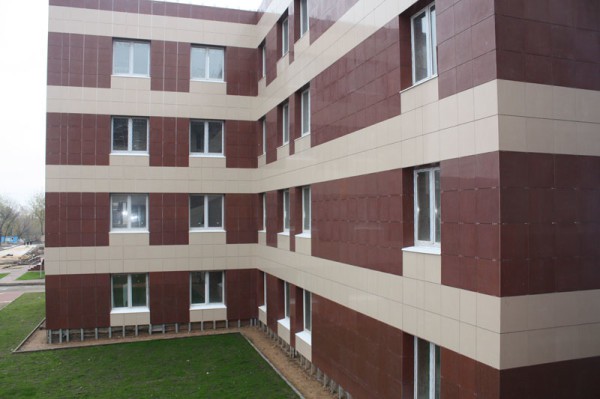 Porcelain tiles in the design of the facade of the house