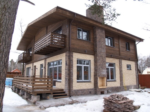 The combined front cladding of a wooden house