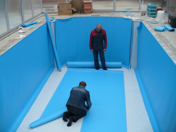 PVC pool lining: cutting and stretching of the coating