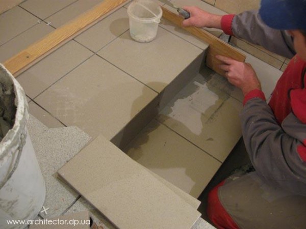 Facing the steps of a concrete staircase with porcelain stoneware