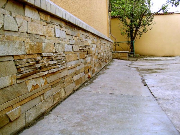 Facing the base with natural stone