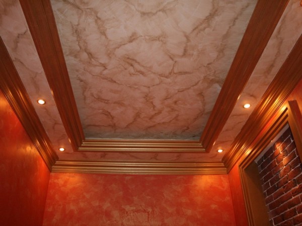 The plasticity of decorative plaster allows you to get this texture