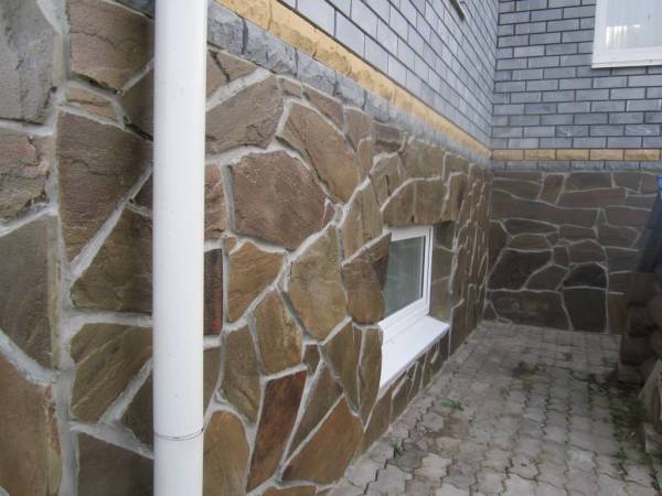 High-quality finish of the base with natural stone