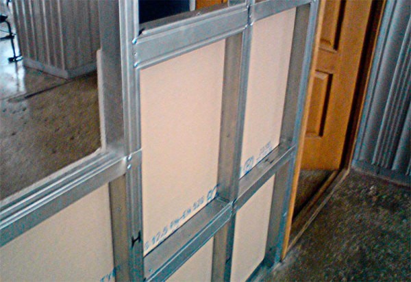 Metal frame for mounting material