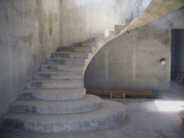 Monolithic stairs prepared for decoration