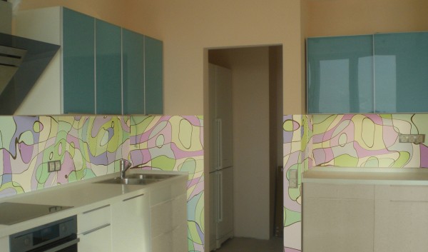 Skinali made of plastic in the decoration of the walls of the kitchen