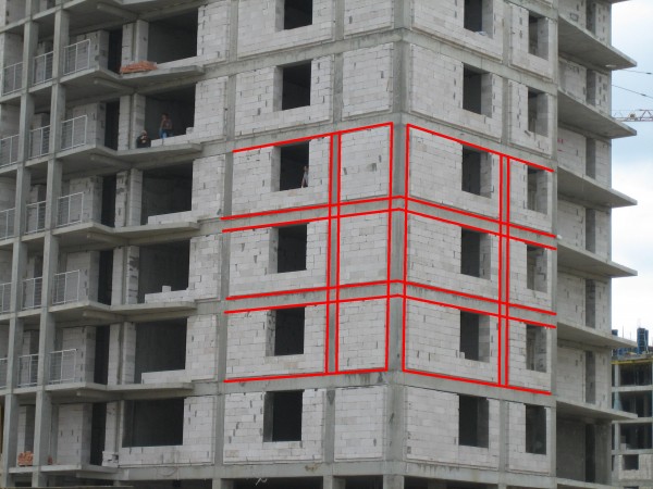 Frame building with a filling of aerated concrete blocks