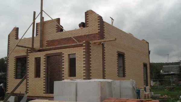 Facing a house made of aerated concrete with brick