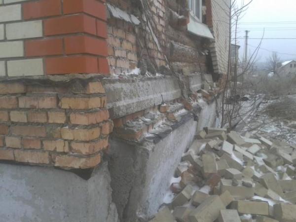 The brick cladding of the old house collapsed due to excessive load on the base