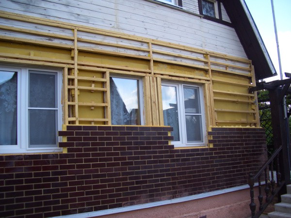 Installation of thermal panels on a wooden crate