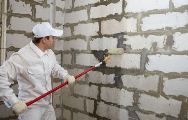 In the photo - the processing of sand-lime blocks