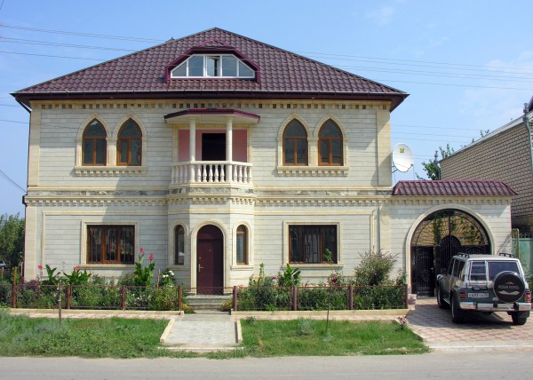 Facing the facade of the house with Dagestani stone