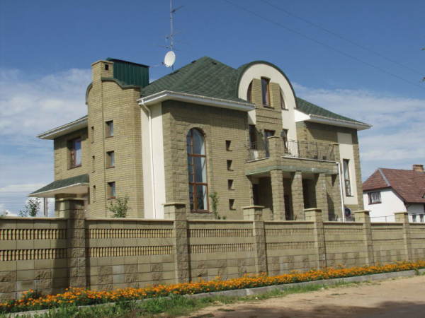 Facing facades with natural stone: travertine