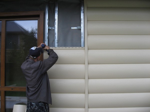 Facing the walls of houses with siding