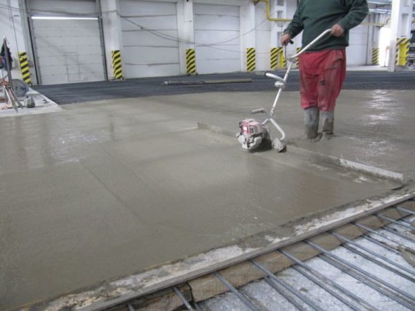 Materials for concrete floor: screed primer