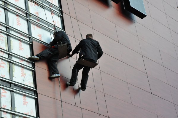 The work of installers on the facade