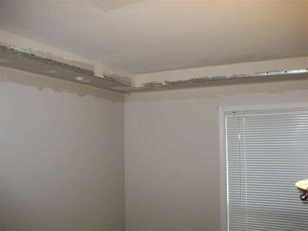 Putty walls and ceiling throughout the area