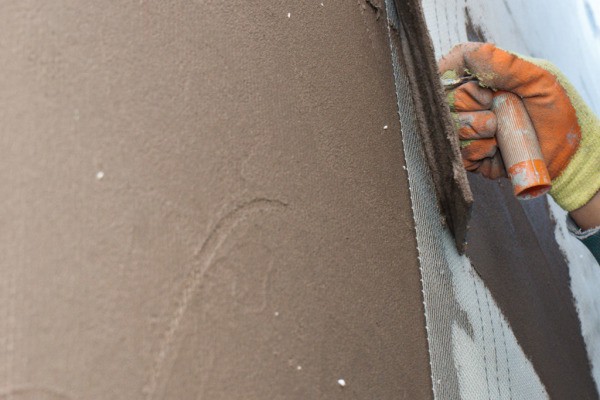 Installation of reinforcing mesh on mortar screed