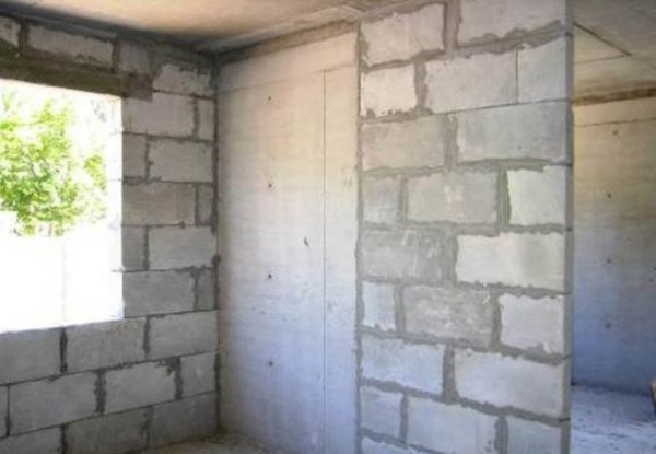 Plastering and puttying of walls from aerated concrete should be carried out using special technology