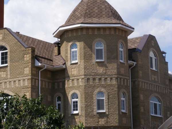 Facing the facade of the house with a brick