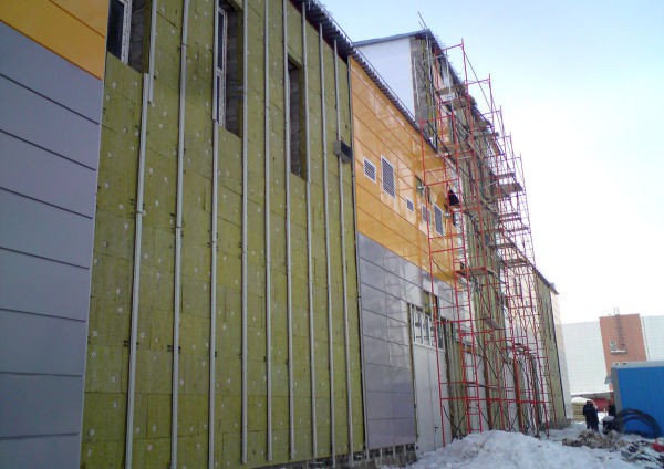 Facade cladding with metal panels