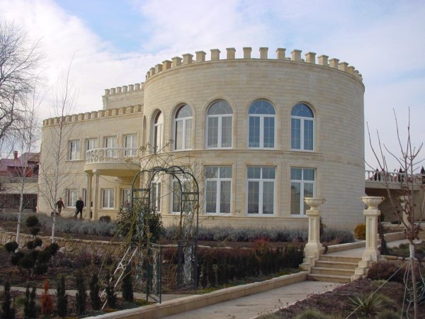 Facing the facade with sandstone