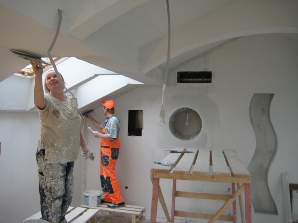 Plastering walls with gypsum mortar