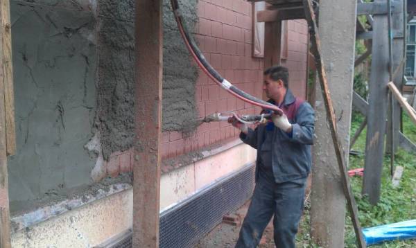 Spraying with mortar pump